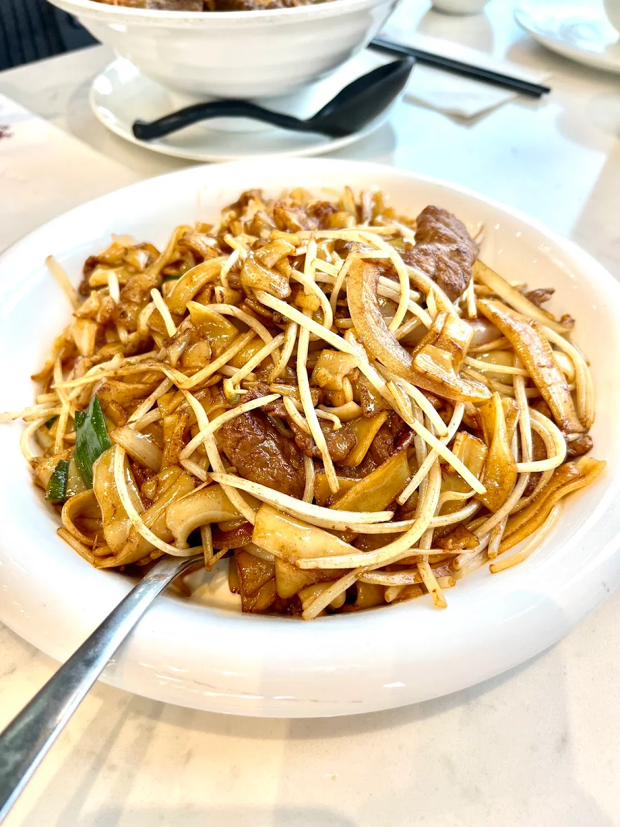 Stir Fried Rice Noodle with Sliced Beef 干炒牛河